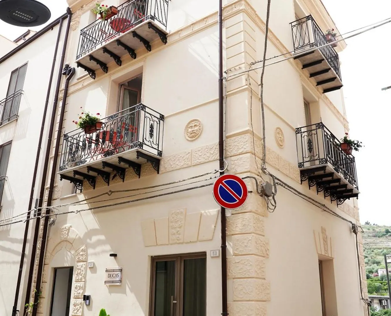 Ducas Rooms And Suite Lascari Apartment